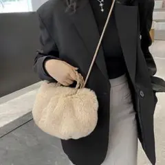 ファーバック　ふわふわ　ベージュ　かわいい　韓国　もこもこ　軽い　ショルダー