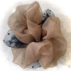 ベージュオーガンジーandドットチュール　ハンドメイドシュシュ