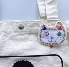 刺繍とビーズの猫ブローチ①