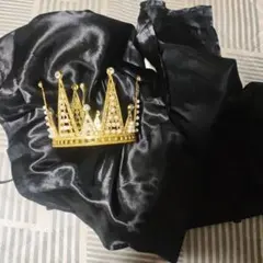 ティアラと黒のマント