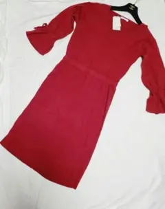 新品☆ニットワンピース　赤　フレアスリーブ　着痩せ 赤のニットワンピース