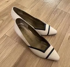 Yves Saint Laurent ホワイトパンプス　レザー