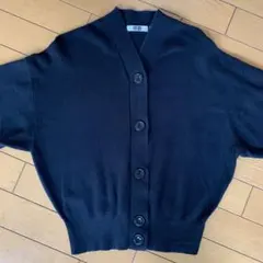 美品　黒のボタン付きカーディガン