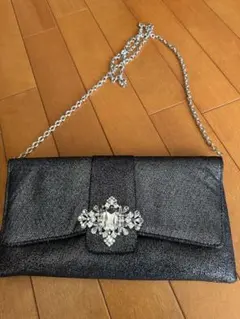 STRAWBERRY FIELDS ビジュー付きクラッチバッグ