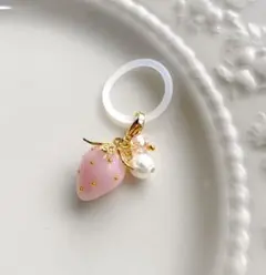 【№382】小さな苺のアンブレラマーカー チャーム 目印 ミルキーピンク 金