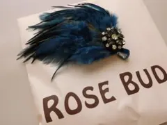 コサージュ 　ヘアアクセサリー　 羽根 髪飾り 　クリップ付き　ローズバッド