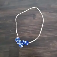 青と白のニットネックレス