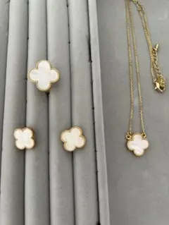 お値下げ新品クローバー型ネックレス•ピアス•リング