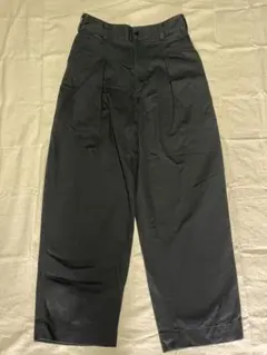 ユニクロ ベイカーパンツ タック入り 黒