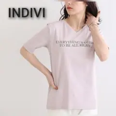 INDIVI/インディヴィ きれいめVネックロゴTシャツのサムネイル