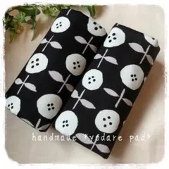 抱っこ紐 よだれパッド よだれカバー ボタン花黒×黒無地 北欧柄 だっこひものサムネイル