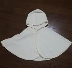 フード付きクリーム色ベビーポンチョ