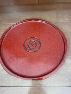 赤い渦巻き模様の漆器盆