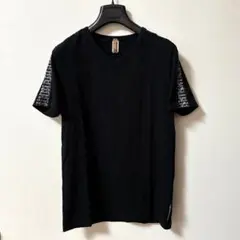 vネックtシャツ