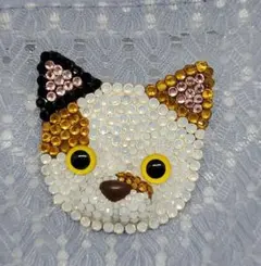 ラインストーン　ネコ(ミケ／茶色鼻)　ブローチ