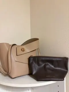 CHARLES & KEITH ベージュショルダーバッグとポーチセット