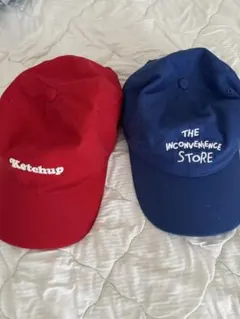 赤と青のキャップ