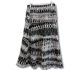 美品 フレアスカート 白黒 モノトーン 幾何学 膝下 モレ丈 裏地つき 春コーデ