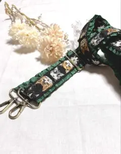 猫柄 フリル付きインド刺繍リボン スマホショルダーストラップ 黒×グリーン