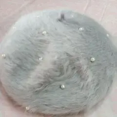 グレーのパール付きファー風ベレー帽
