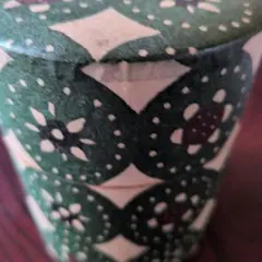花模様の緑色茶碗