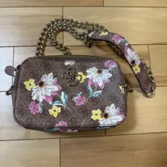 美品　GUESS ゲス　クロスボディ カメラバック ゴールドチェーン 総柄