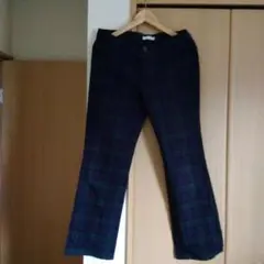 ネイビーとグリーンのチェック柄カジュアルパンツ