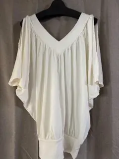 【美品】イング肩開き　Vカットホワイトトップス