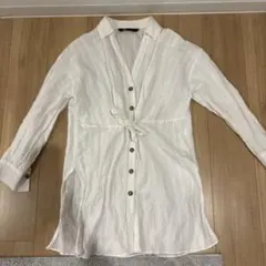 ZARA 長袖シャツ ホワイト ストライプ Sサイズ　海外旅行　リゾートのサムネイル