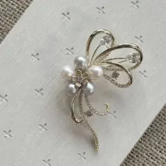 本真珠 フラワー ブローチ 水钻付き ゴールド 花モチーフ ホワイト＆グレー