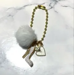 ホワイト ハイヒール・ハート・ふわふわ ポンポン ファー付きチャーム