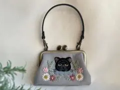 猫とお花の手刺繍がま口ポーチ　黒猫