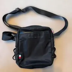 TOMMY HILFIGER ブラックショルダーバッグ