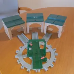 カプセルプラレール　大転車台　車庫3個　ガチャ　トーマス