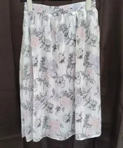 ホワイト系花柄プリーツスカート