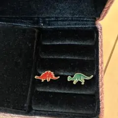 恐竜 ピアス