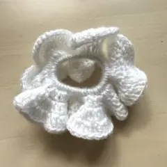 ハンドメイド　編み物　かぎ編み　フリルシュシュ　ホワイト