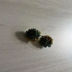 ビーズ装飾 緑と金のイヤリング
