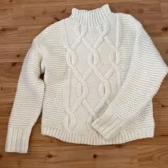ケーブルニット セーター