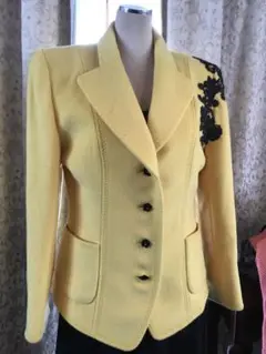 鮮やかな黄色のジャケット