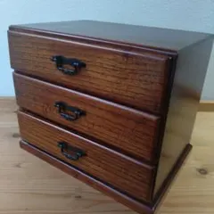 アンティークな木製3段小物入れ