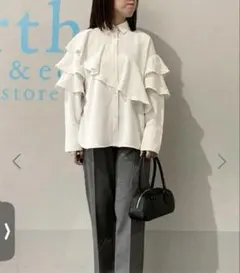 新品♥earth music&ecology アシメラッフルシャツ