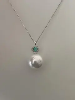 南洋白蝶真珠とエメラルドのネックレス