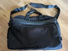 黒いビジネスバッグ ショルダーストラップ付き