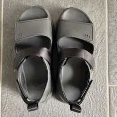 UGG ゴールデングロウ　ブラック　サンダル ストラップ付き　25cm アグ