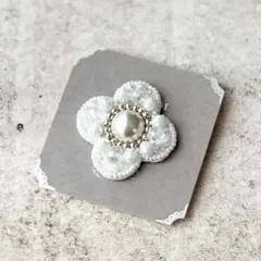 未使用　ビーズ刺繍ブローチ　お花　白　入学式・卒業式にも