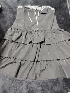 フリル付きストラップドレス グレー ブラック