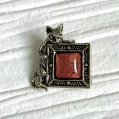 猫ブローチ