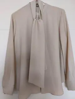 美品　セオリーリュクス　ベージュ 長袖ブラウス 　40　ボータイつき