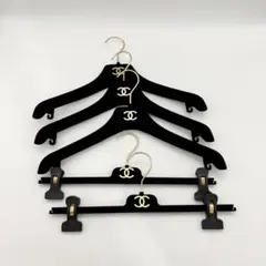 【美品】CHANEL シャネル ハンガー 4本セット ベロア ゴールド金具 美品】CHANEL シャネル ハンガー 4本セット ベロア ゴールド金具